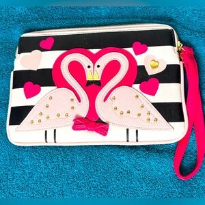 Betsey Johnson Luv 🦩Flamingos 🦩 Padded Wristlet Clutch Makeup Or Travel Bag 🦩💗🦩